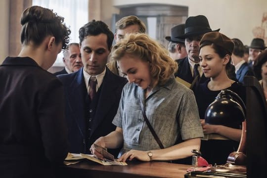 Ulla Wolf (Elisa Schlott) und Jürgen Vielhaber (Ludwig Trepte) erhalten ihr "Kopfgeld".