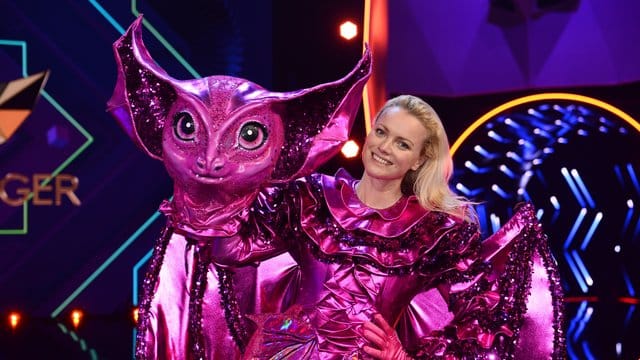 Franziska Knuppe steht als enttarnte Figur "Die Fledermaus" auf der Bühne.