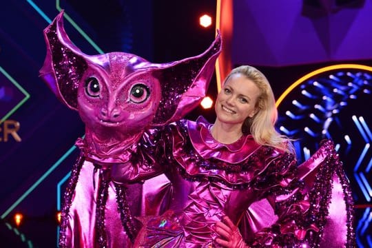 Franziska Knuppe steht als enttarnte Figur "Die Fledermaus" auf der Bühne.