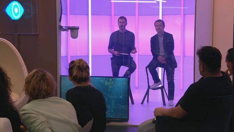 Moderator Jochen Schropp und "Big Brother"-Arzt Dr. Andreas Kaniewski: Sie sitzen hinter einer Glasscheibe.