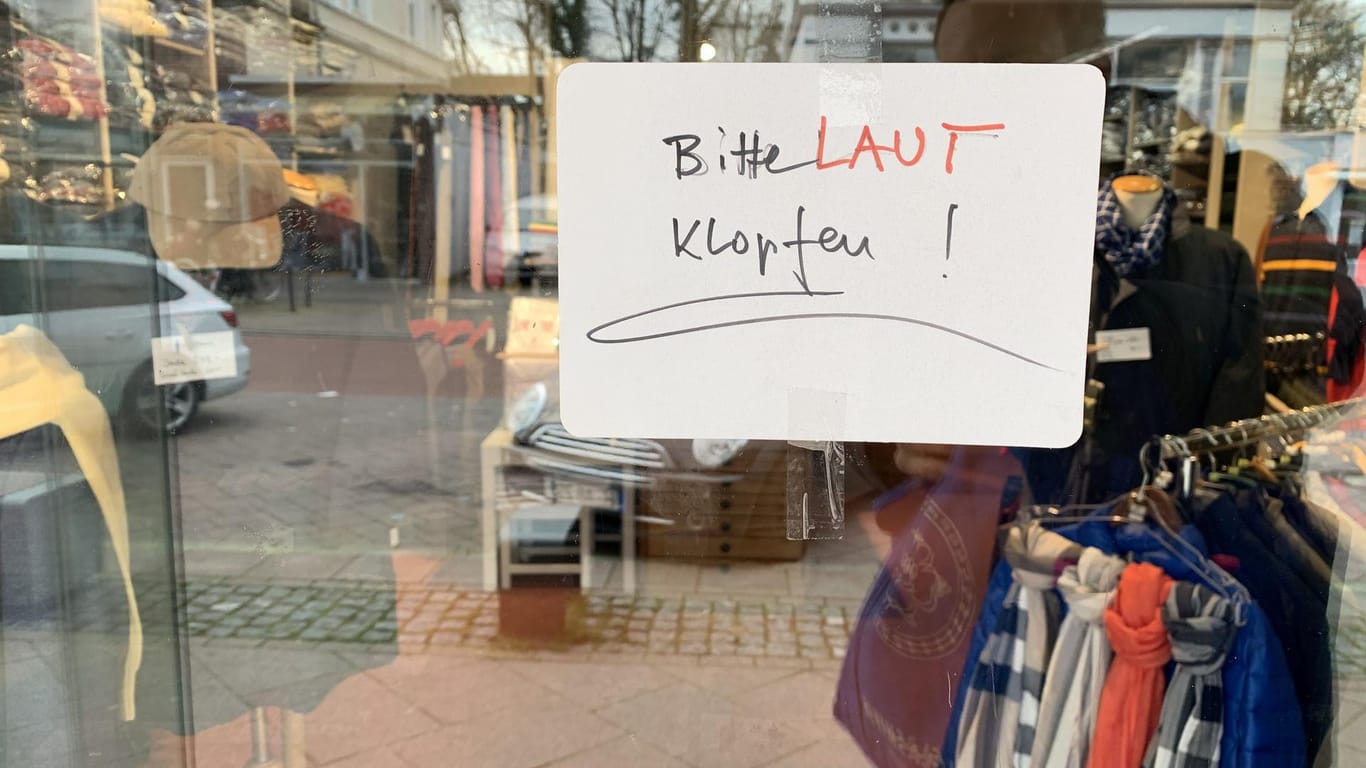 Schild am Geschäft eines Herrenausstatters in Hamburg.