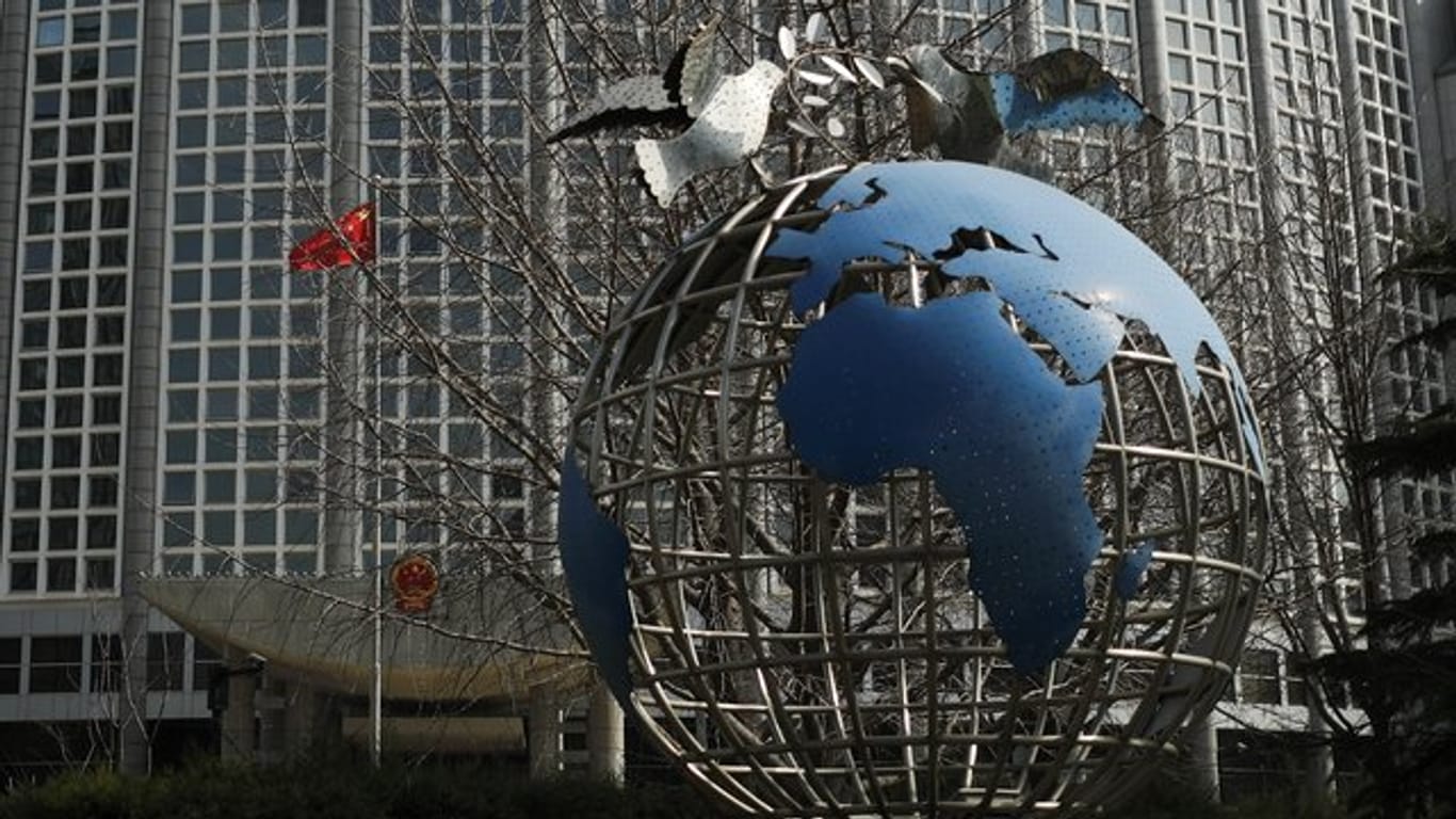 Die Skulptur einer Weltkugel vor dem Büro des Außenministeriums in Peking.