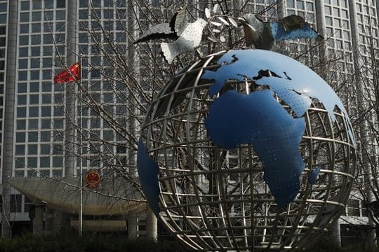 Die Skulptur einer Weltkugel vor dem Büro des Außenministeriums in Peking.