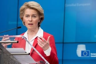Ursula von der Leyen spricht während einer Pressekonferenz: Zur Eindämmung des Coronavirus haben Deutschland und die anderen EU-Staaten ein weitreichendes Einreiseverbot für Bürger der allermeisten Nicht-EU-Staaten vereinbart.