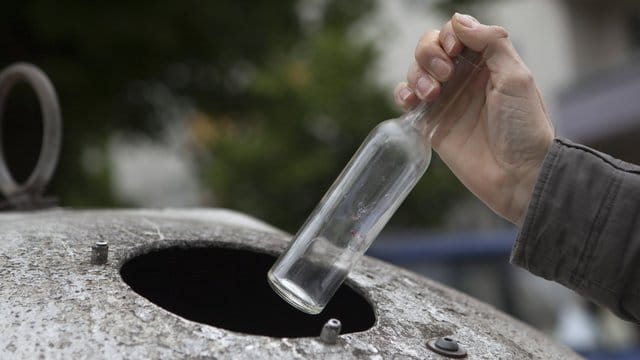 Je unbeschadeter Altglas im Container landet, umso leichter lässt es sich später recyceln.