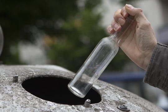 Je unbeschadeter Altglas im Container landet, umso leichter lässt es sich später recyceln.