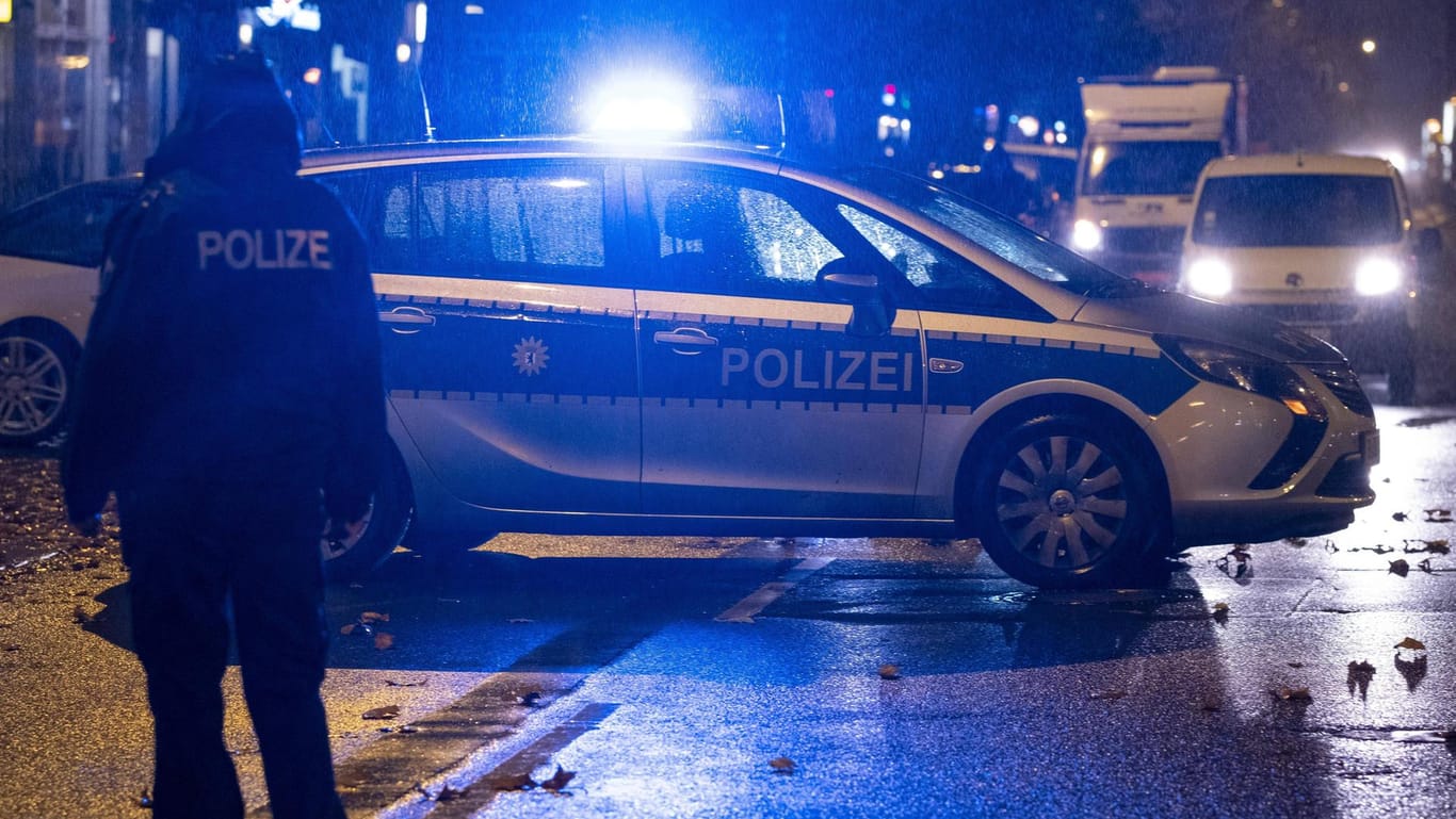 Ein Streifenwagen der Berliner Polizei (Symbolbild): Die Beamten kontrollieren derzeit massiv, ob sich Bars und Kneipen wirklich an das Öffnungsverbot halten.