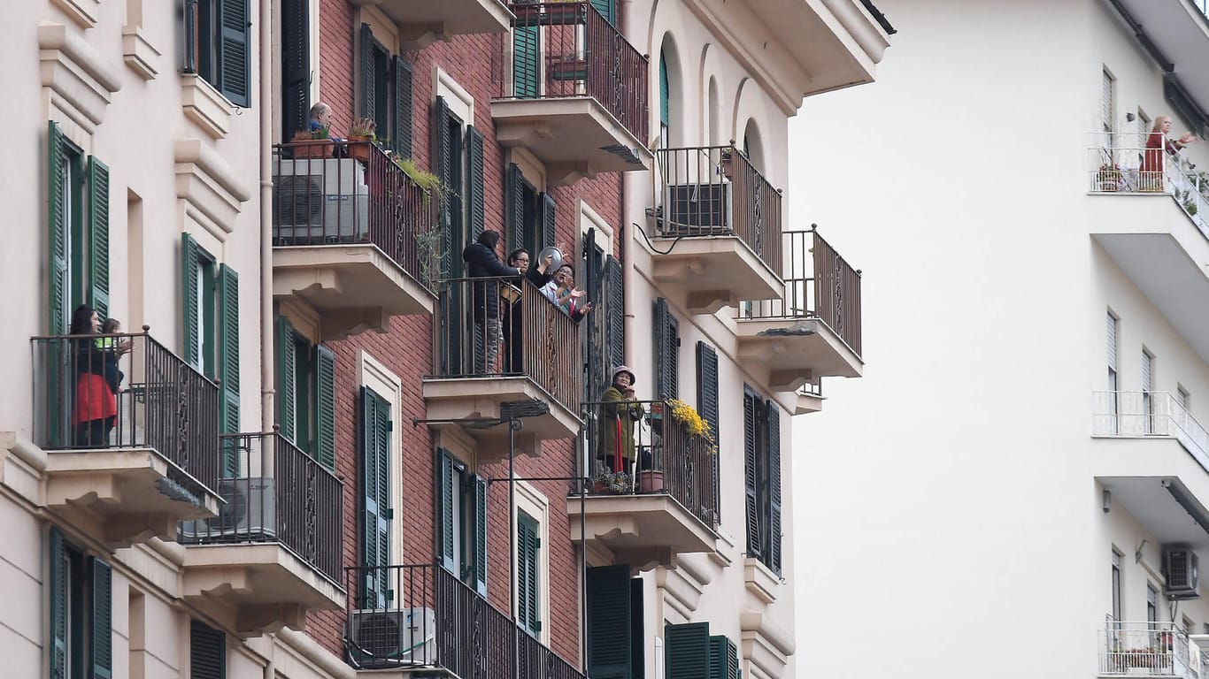 Szene aus Italien: Menschen applaudieren auf Balkonen ihrer Wohnungen für Ärzte und Helfer. So war es nun auch in Köln.