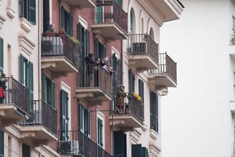 Szene aus Italien: Menschen applaudieren auf Balkonen ihrer Wohnungen für Ärzte und Helfer. So war es nun auch in Köln.