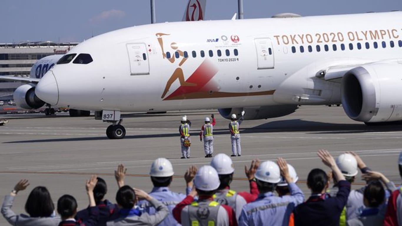 Das IOC will Olympia trotz Coronavirus-Pandemie eröffnen: Der Flieger "Tokyo 2020 Go" soll das olympische Feuer nach Japan transportieren.