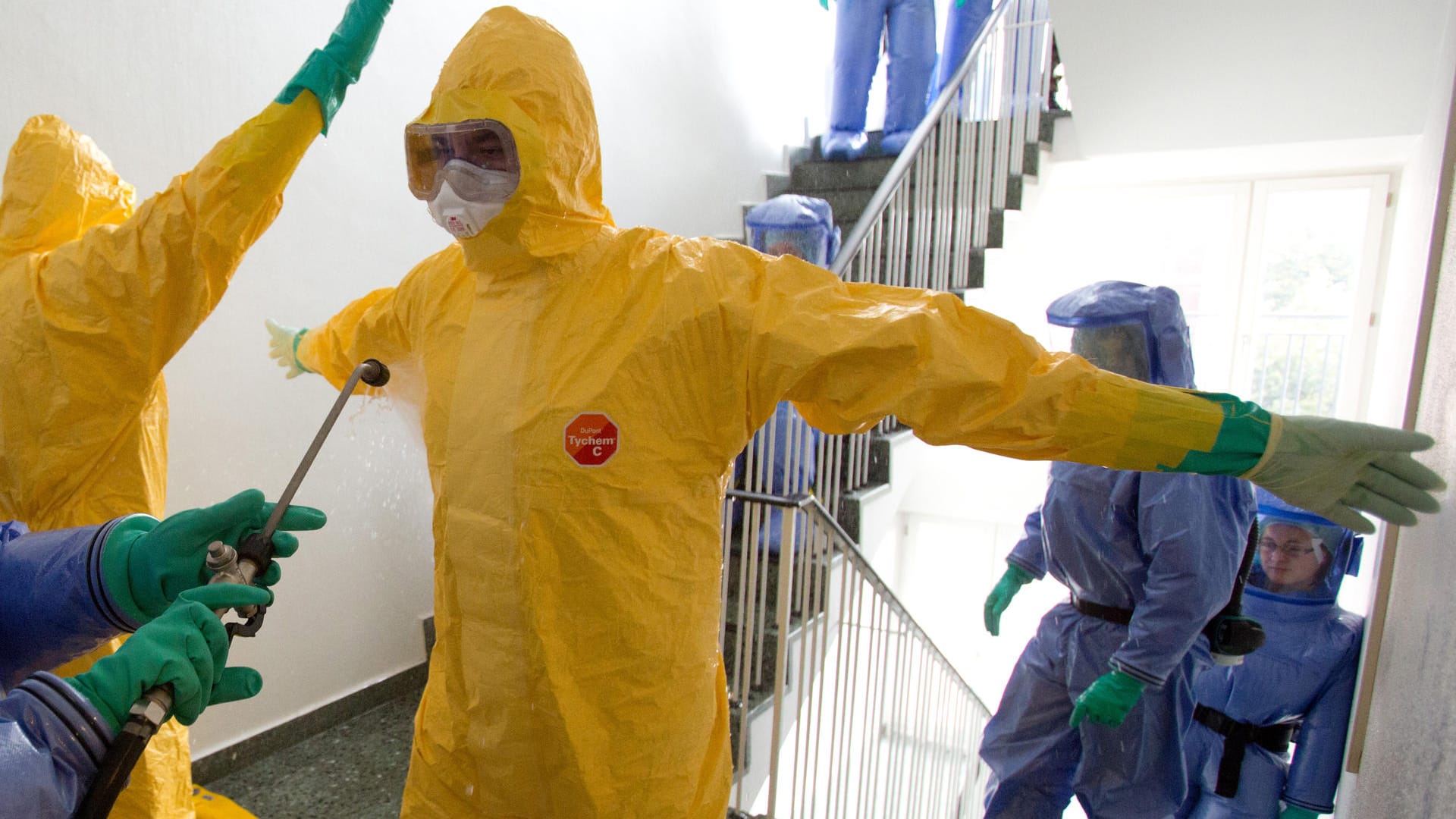 Übung für den Ernstfall (Archivbild): Soldaten des Sanitätsdienstes proben die Desinfektion von Schutzanzügen. Übung für den Ernstfall (Archivbild): Soldaten des Sanitätsdienstes proben die Desinfektion von Schutzanzügen.