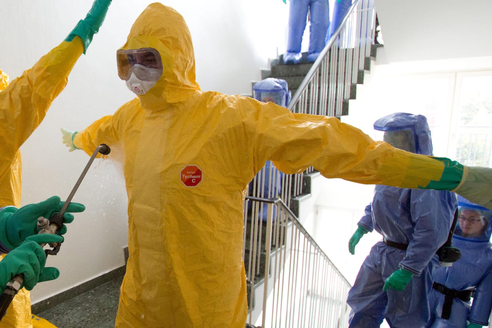 Übung für den Ernstfall (Archivbild): Soldaten des Sanitätsdienstes proben die Desinfektion von Schutzanzügen.