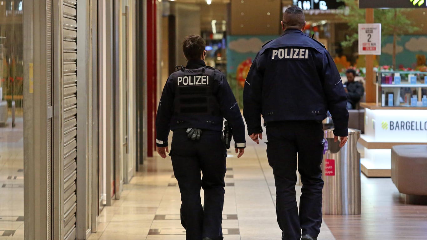 Zwei Polizisten laufen durch ein leeres Einkaufszentrum (Symbolbild): In Berlin müssen die meisten Geschäfte ab heute schließen.