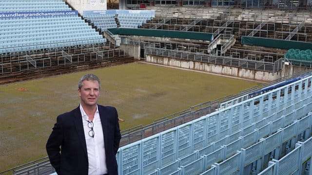 Greenkeeper Christian Engelmann steht im Steffi-Graf-Stadion im Berliner Westen.