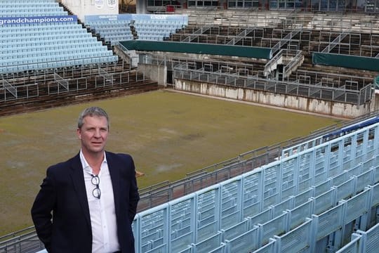 Greenkeeper Christian Engelmann steht im Steffi-Graf-Stadion im Berliner Westen.