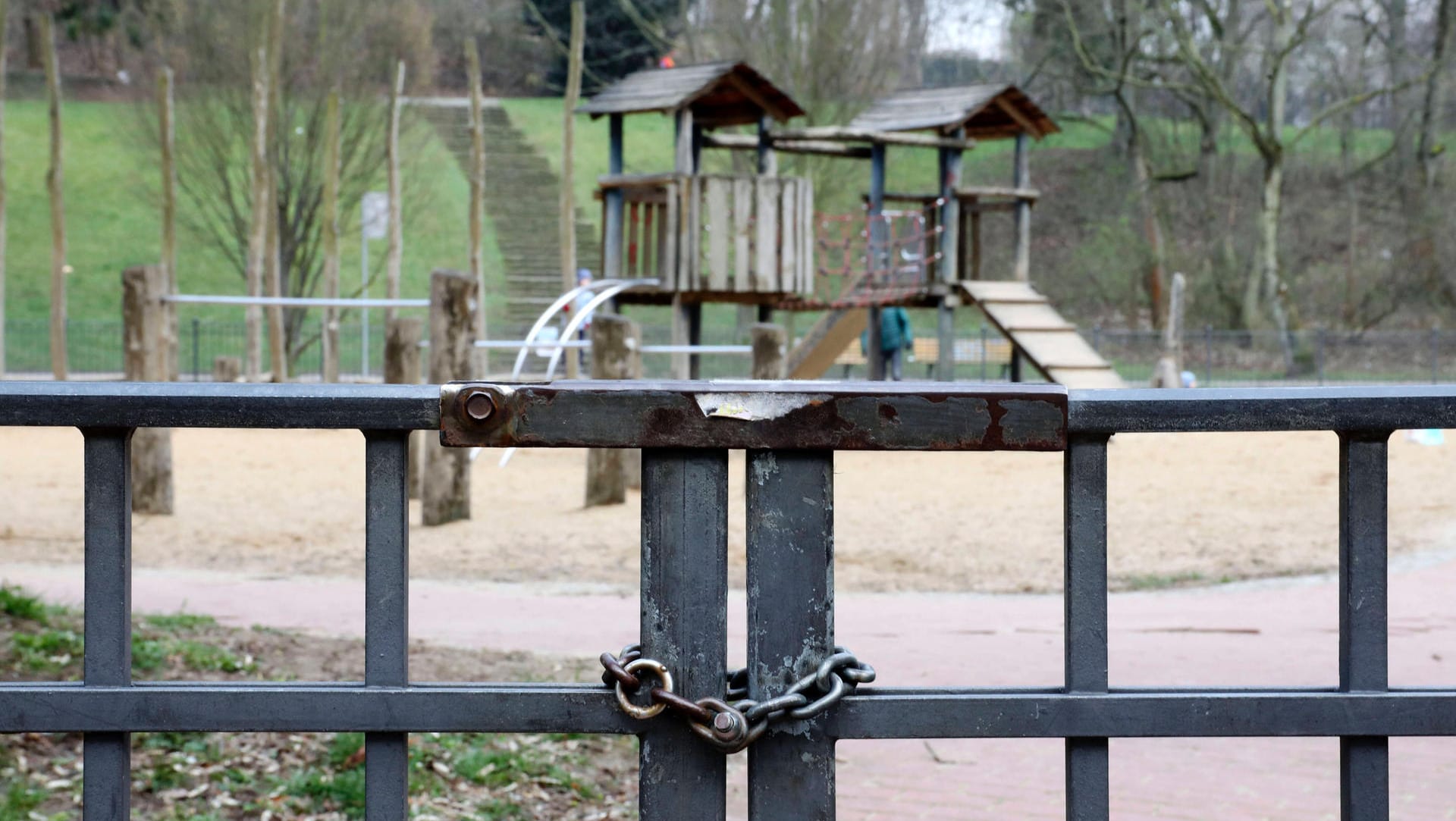 Ein geschlossener Spielplatz in Berlin-Friedrichshain: Gesundheitssenatorin Dilek Kalayci will, dass die Spielplätze in Berlin geöffnet bleiben.