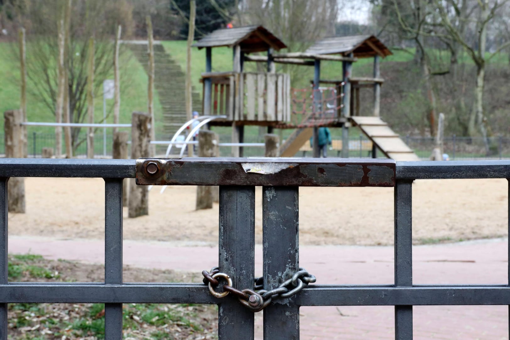 Ein geschlossener Spielplatz in Berlin-Friedrichshain: Gesundheitssenatorin Dilek Kalayci will, dass die Spielplätze in Berlin geöffnet bleiben.