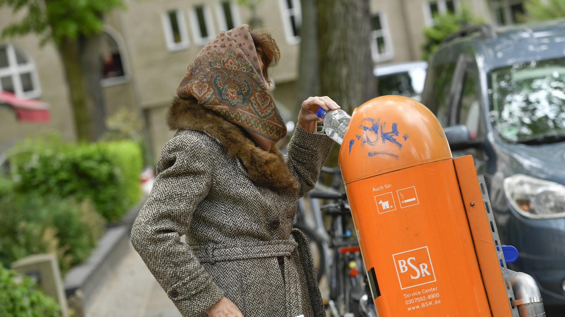 Seniorin sammelt Flaschen: Wer in Obdachlosigkeit und Armut lebt, ist in der Corona-Krise besonders gefährdet. (Symbolbild)