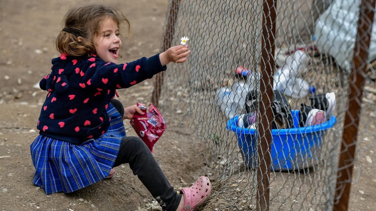 Mädchen im Flüchtlingslager Moria: Auf der griechischen Insel Lesbos leben die Menschen unter schwierigen Bedingungen. Sie vor dem Coronavirus zu schützen, ist kaum möglich.