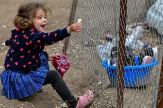 Mädchen im Flüchtlingslager Moria: Auf der griechischen Insel Lesbos leben die Menschen unter schwierigen Bedingungen. Sie vor dem Coronavirus zu schützen, ist kaum möglich.