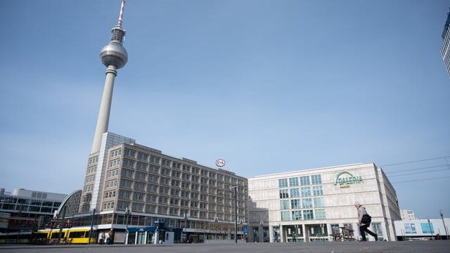 Gähnende Leere auf dem Alexanderplatz in Berlin.