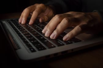 Eine Hand am Computer: Experten warnen vor Betrugsmaschen rund um das Coronavirus.