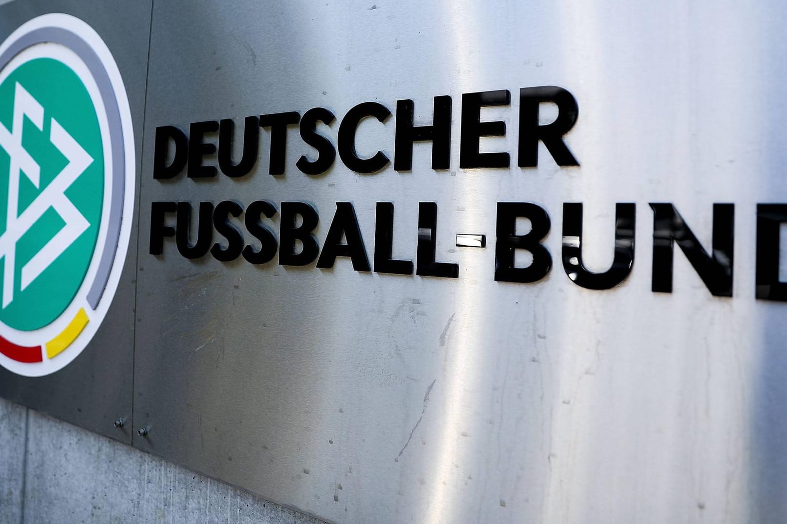 Umstrittene Entscheidung: Der DFB zieht mit seinem Schritt den Zorn einiger Ex-Nationalspieler auf sich.
