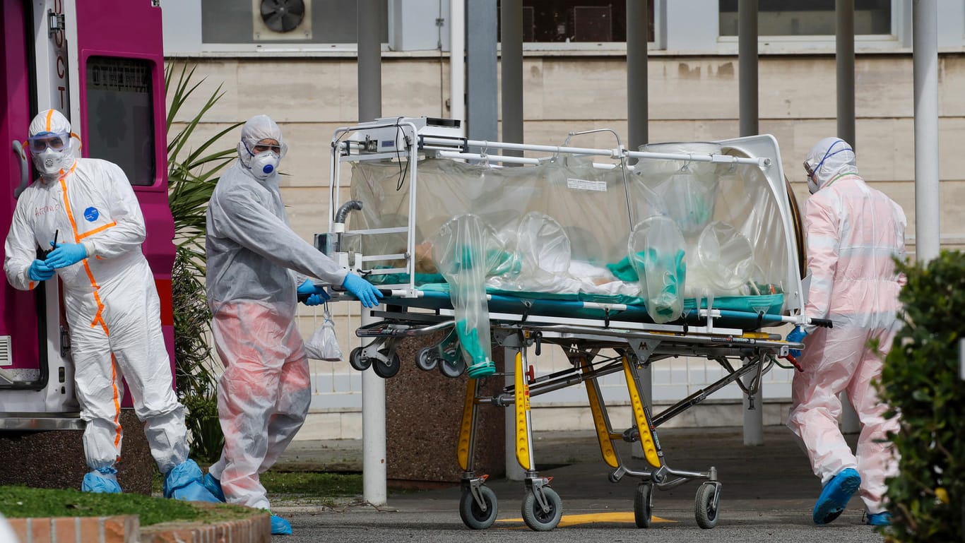 Italien, Rom: Medizinische Mitarbeiter transportieren einen Patient von einem Krankenwagen ins "Columbus Covid 2 Hospital"Italien, Rom: Medizinische Mitarbeiter transportieren einen Patient von einem Krankenwagen ins "Columbus Covid 2 Hospital"