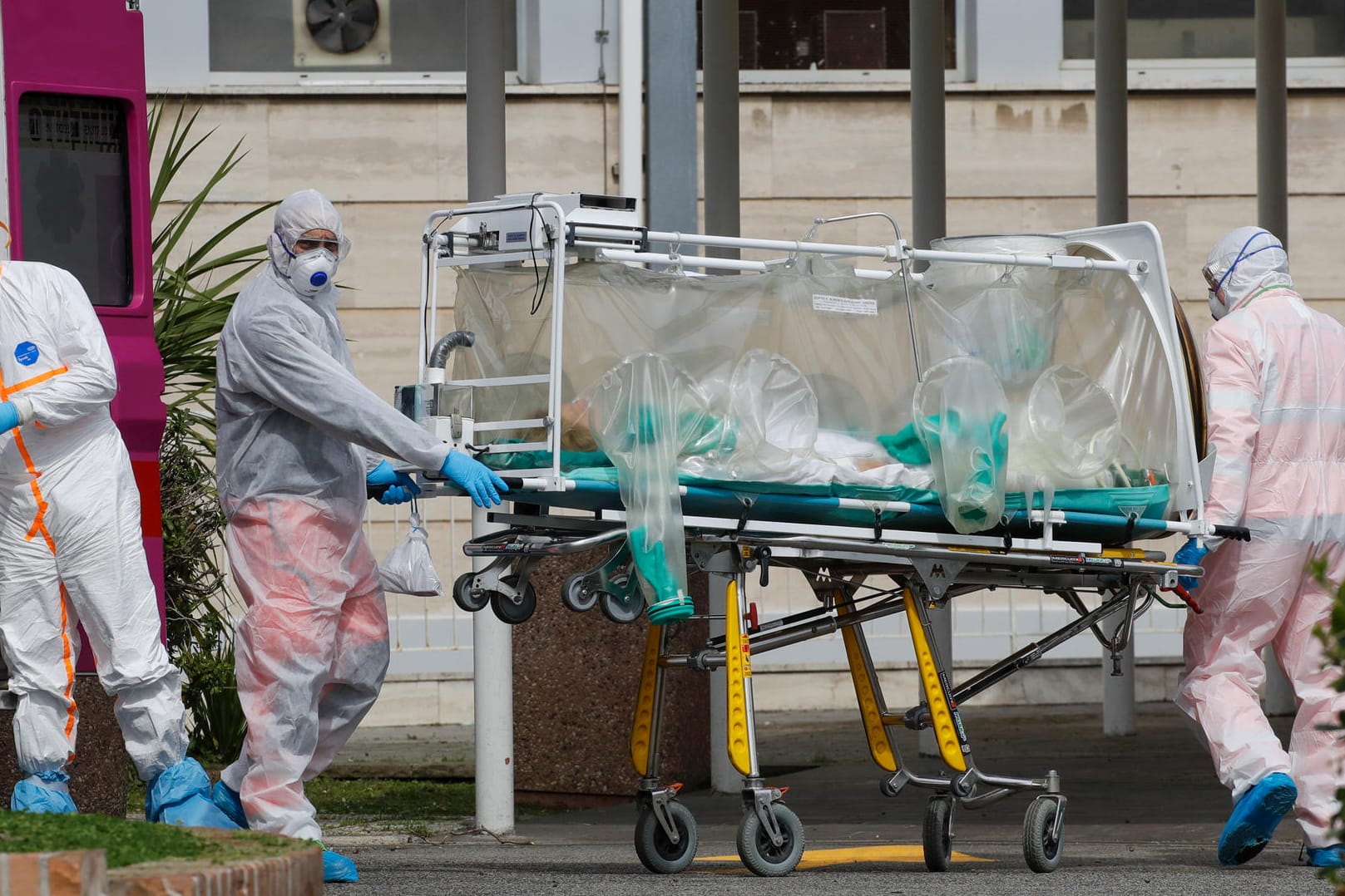 Italien, Rom: Medizinische Mitarbeiter transportieren einen Patient von einem Krankenwagen ins "Columbus Covid 2 Hospital"Italien, Rom: Medizinische Mitarbeiter transportieren einen Patient von einem Krankenwagen ins "Columbus Covid 2 Hospital"