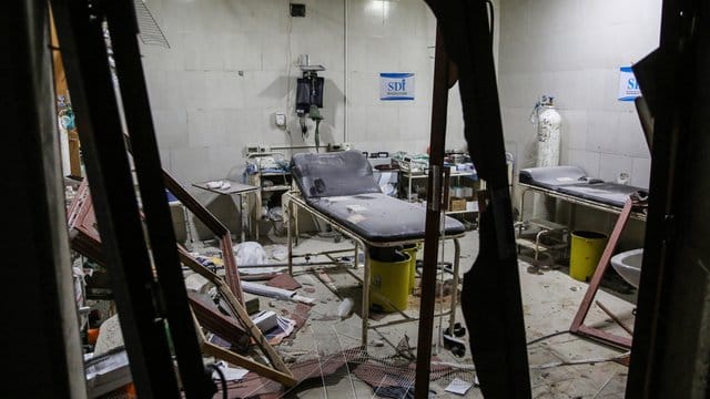 Das Shami-Krankenhaus in der Provinz Idlib, nachdem es Ziel von einem Luftangriff war. Das Shami-Krankenhaus in der Provinz Idlib, nachdem es Ziel von einem Luftangriff war.