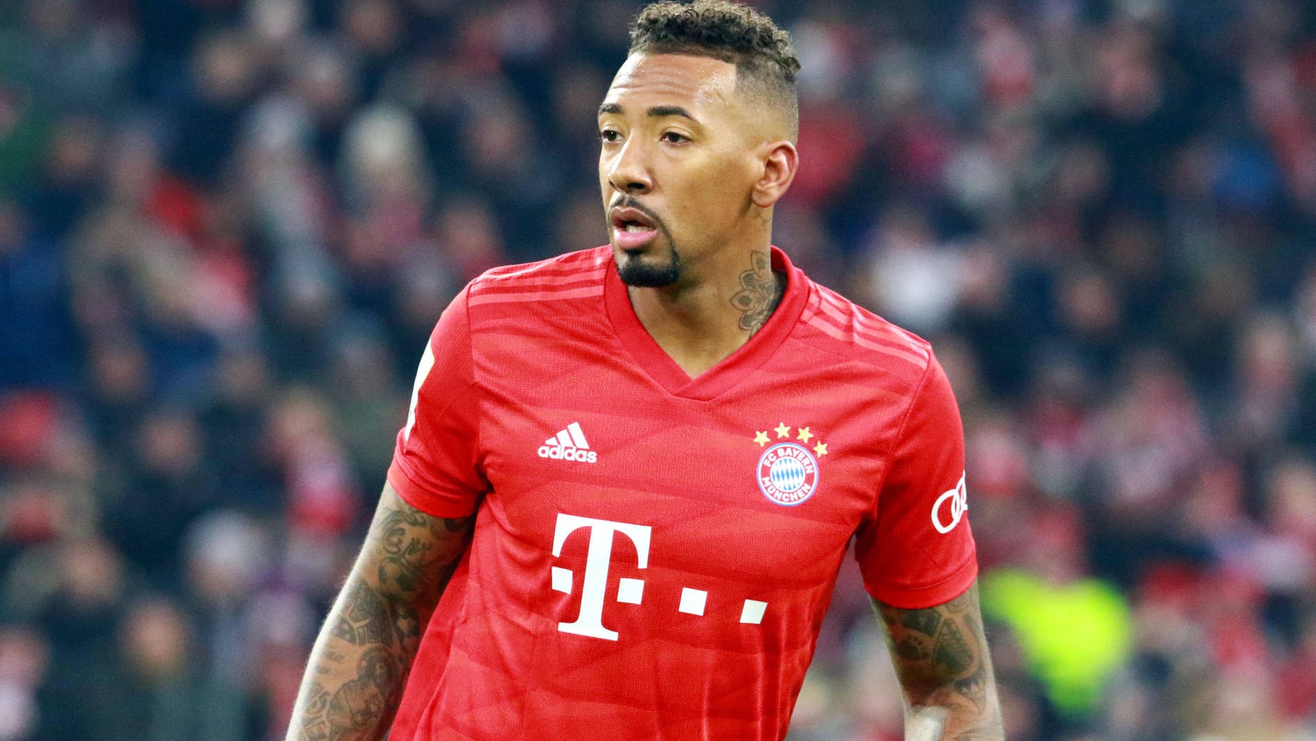 Hält sich wie viele Fußball-Profis momentan zu Hause fit: Bayern-Star Jerome Boateng. Hält sich wie viele Fußball-Profis momentan zu Hause fit: Bayern-Star Jerome Boateng.