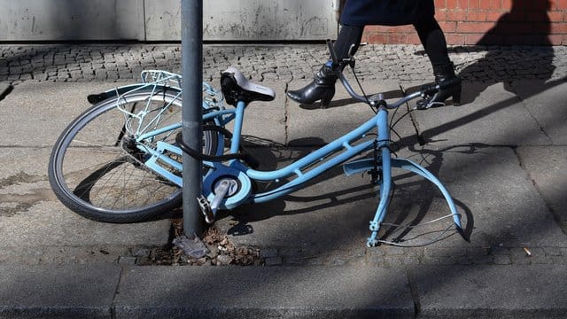 Ein Schrottrad in Berlin: Knapp 4.000 solcher Räder mussten im letzten Jahr in der Hauptstadt entsorgt werden.
