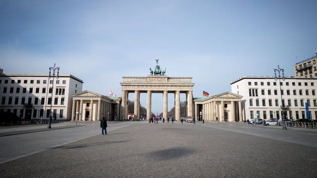 Nahezu menschenleer zeigt sich der Pariser Platz am Morgen in Berlin. Nahezu menschenleer zeigt sich der Pariser Platz am Morgen in Berlin.
