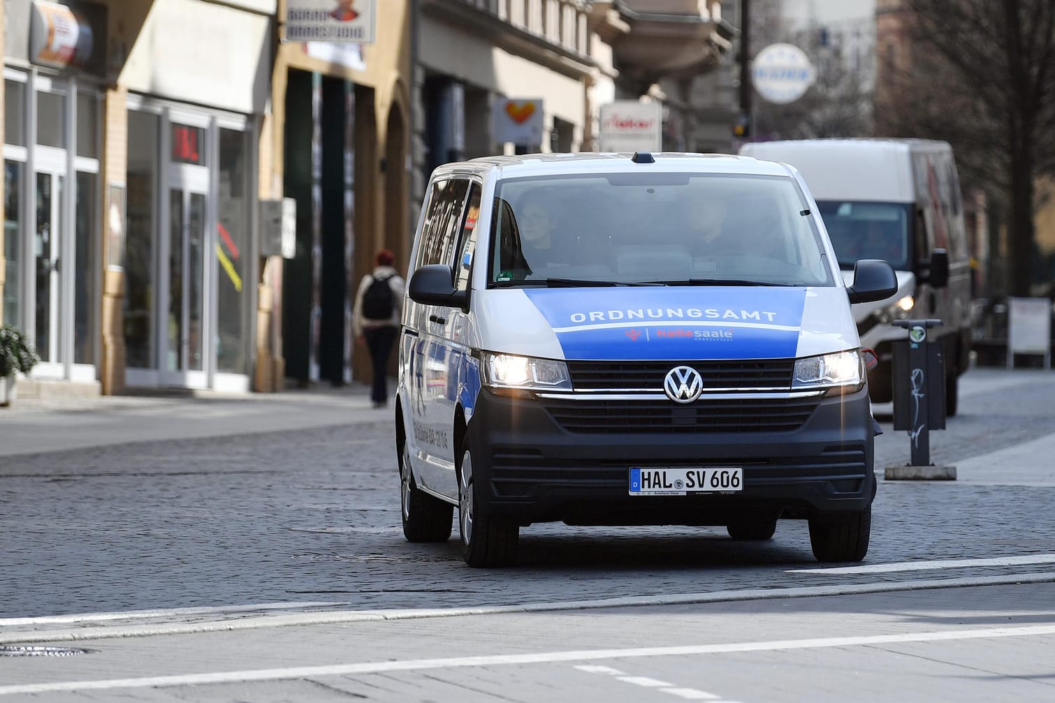 Ein Fahrzeug des Ordnungsamts in Halle: Die Stadt bittet aufgrund der Coronavirus-Pandemie die Bundeswehr um Hilfe.