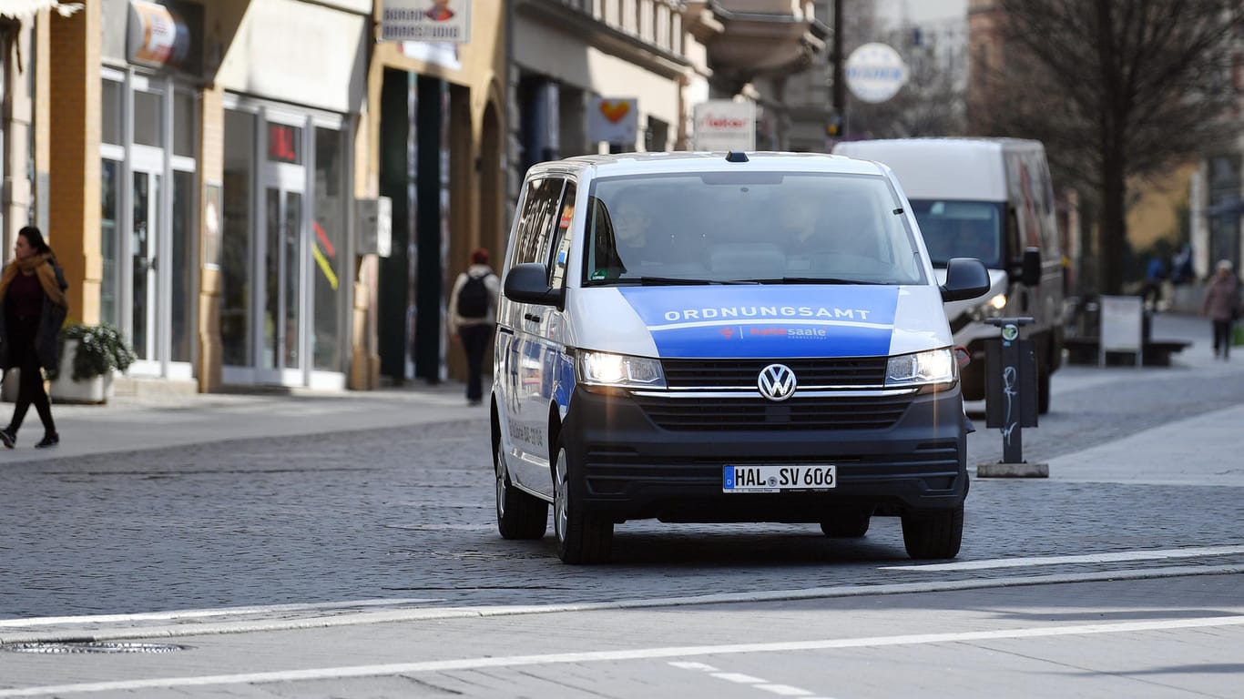 Ein Fahrzeug des Ordnungsamts in Halle: Die Stadt bittet aufgrund der Coronavirus-Pandemie die Bundeswehr um Hilfe.