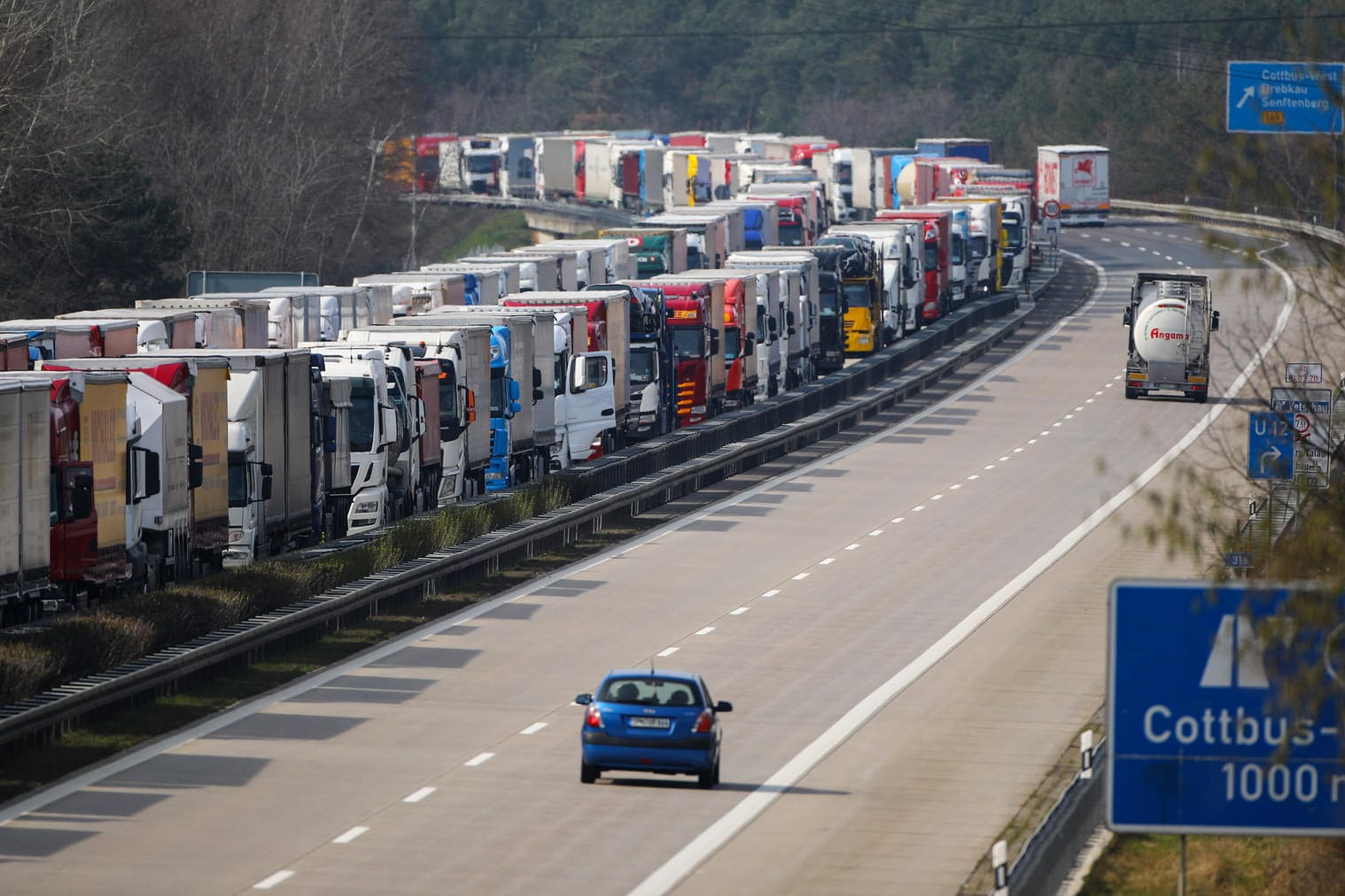 Stau Richtung Polen: Die Grenzkontrollen erfordern Geduld von Pkw- und Lkw-Fahrern.