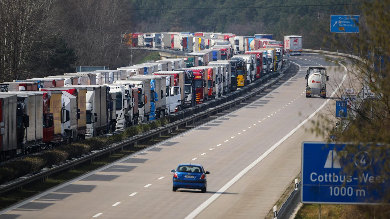 Stau Richtung Polen: Die Grenzkontrollen erfordern Geduld von Pkw- und Lkw-Fahrern.