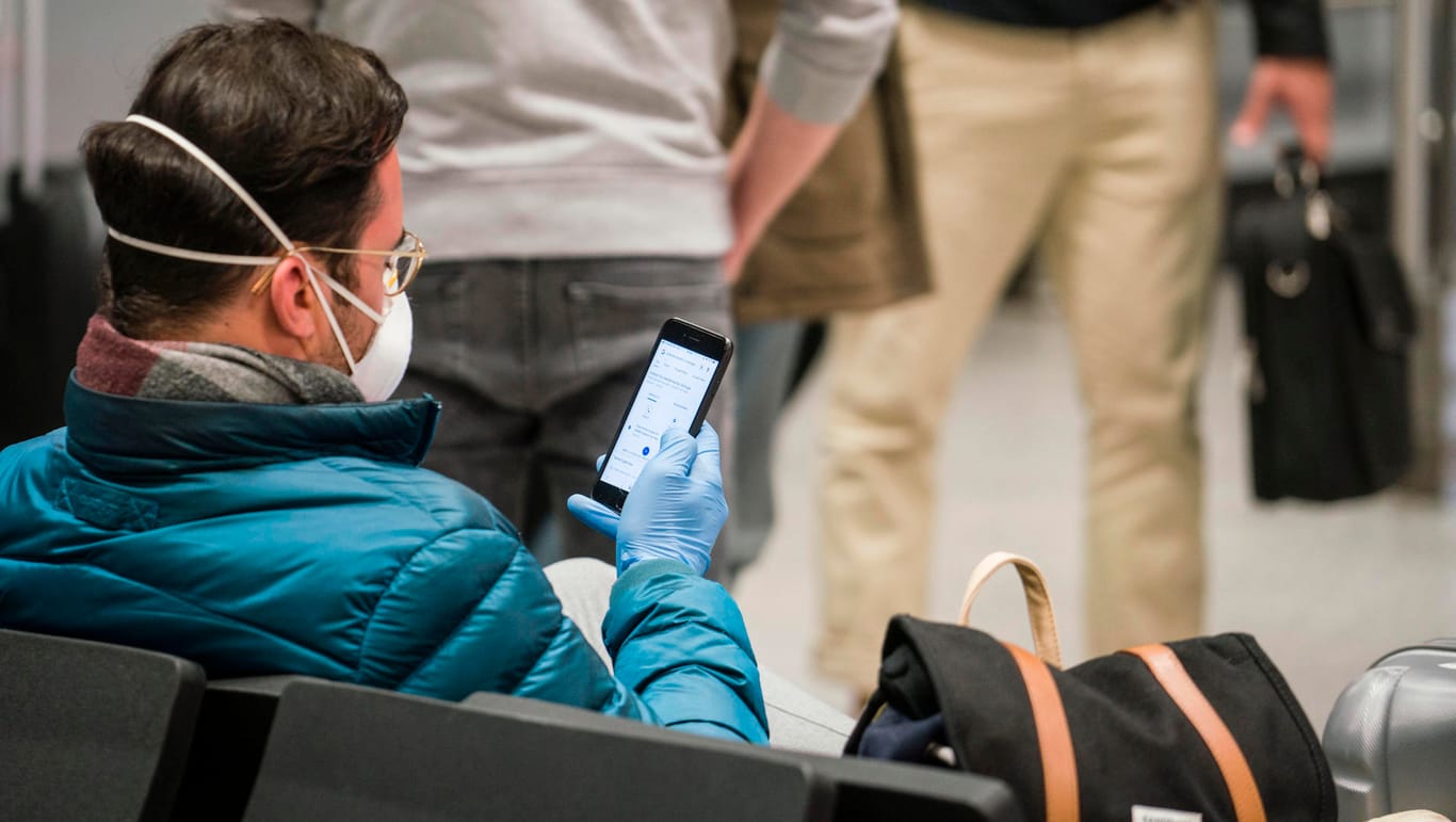Ein Mann mit Gesichtsmaske wartet auf dem Frankfurter Flughafen: Die Bundesregierung will Zehntausende deutsche Touristen aus dem Ausland holen.