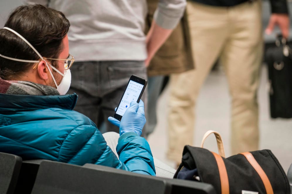 Ein Mann mit Gesichtsmaske wartet auf dem Frankfurter Flughafen: Die Bundesregierung will Zehntausende deutsche Touristen aus dem Ausland holen.