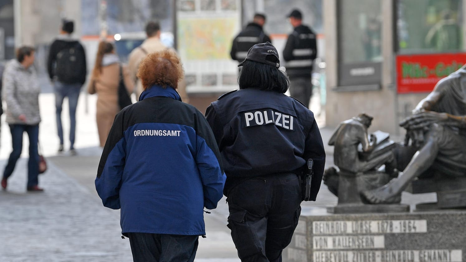 Polizei und Ordnungsamt in Halle (Saale): Alle nicht zur Grundversorgung nötigen Geschäfte haben auch hier geschlossen. Die Stadt hat den Katastrophenfall ausgerufen.