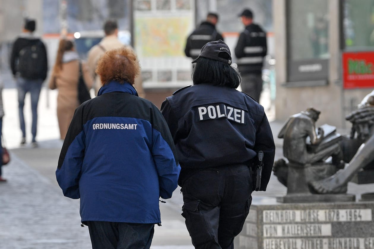 Polizei und Ordnungsamt in Halle (Saale): Alle nicht zur Grundversorgung nötigen Geschäfte haben auch hier geschlossen. Die Stadt hat den Katastrophenfall ausgerufen.