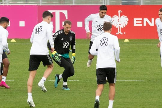 Die deutsche Nationalmannschaft hat im Zuge der Coronavirus-Pandemie mehr als zwei Millionen Euro für soziale Zwecke gespendet.