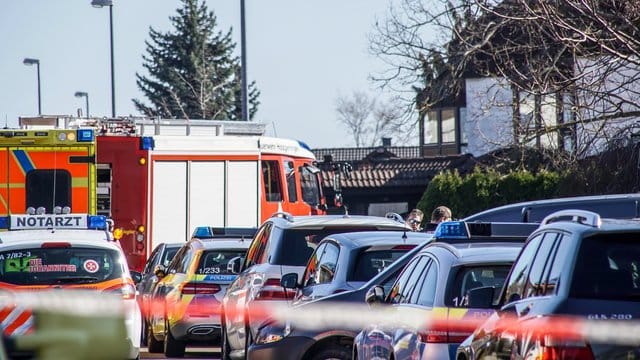 Polizei und Feuerwehr sind in dem Wohngebiet im Einsatz.