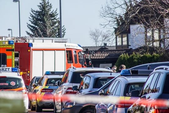 Polizei und Feuerwehr sind in dem Wohngebiet im Einsatz.