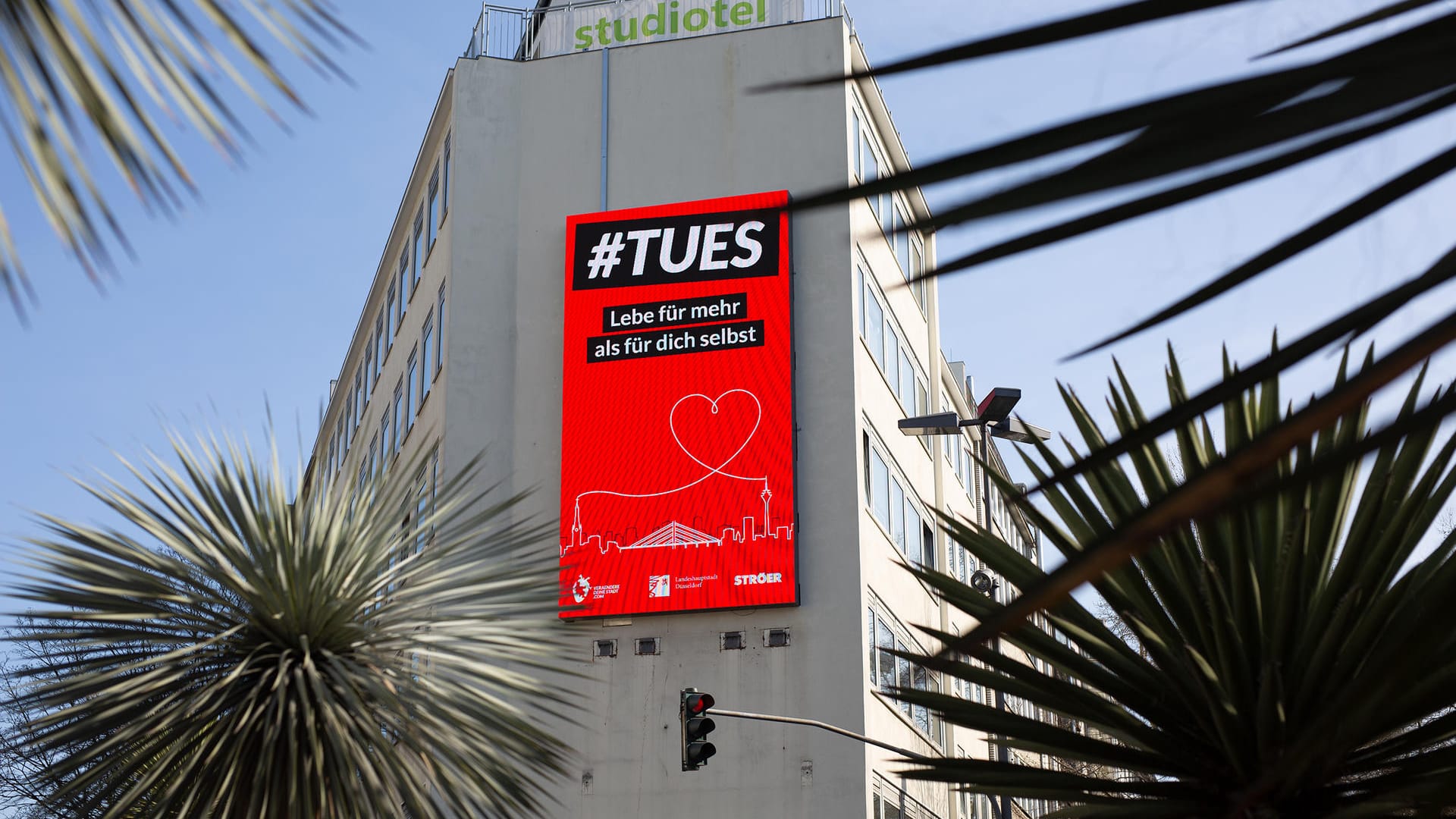 Ein Screen zeigt die Kampagne unter dem Motto: "Lebe für mehr als für dich selbst": Die Stadt Düsseldorf bedankt sich bei ihren Ehrenämtlern.