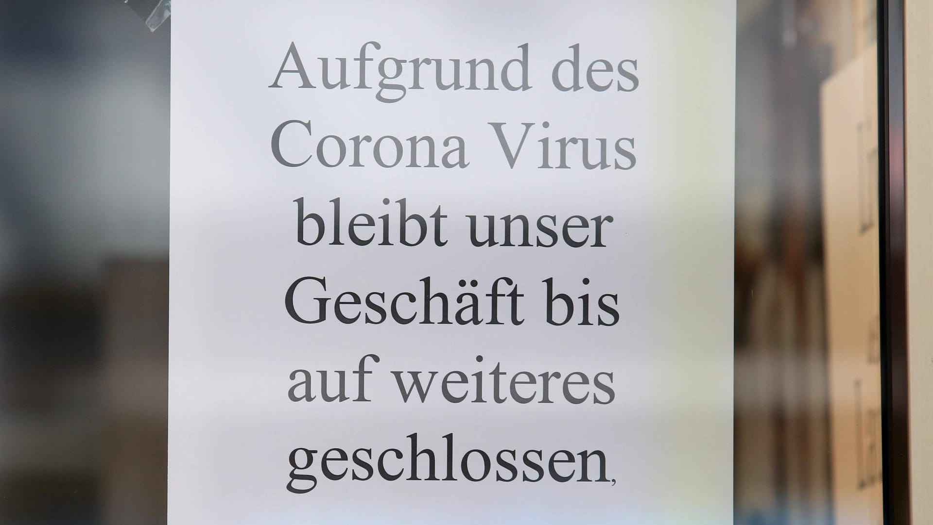 Ein Hinweisschild, dass auf die Schließung wegen des Coronavirus hinweist: Auch in Bielefeld bleiben Geschäfte wegen der Coronakrise geschlossen (Symbolbild).