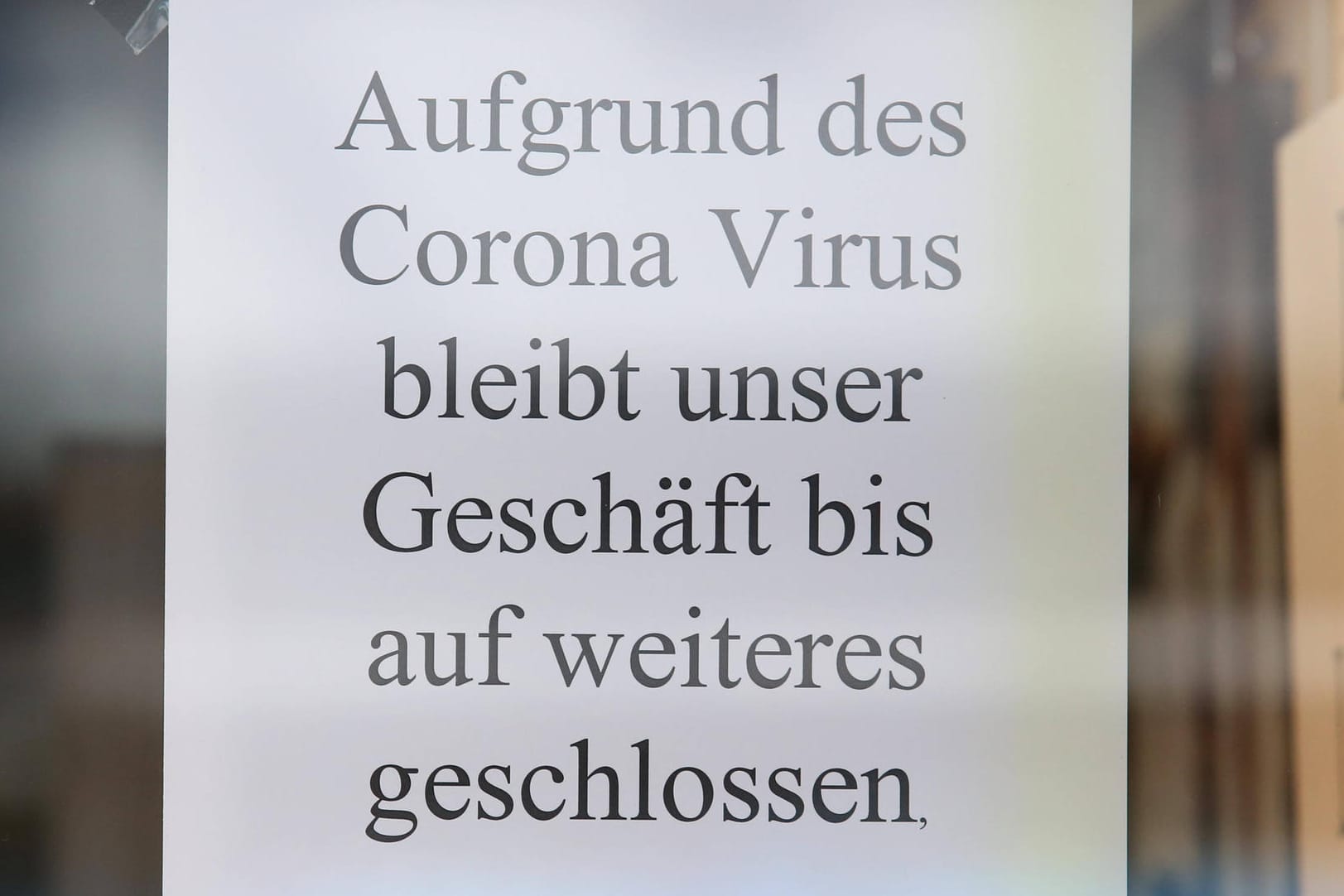 Ein Hinweisschild, dass auf die Schließung wegen des Coronavirus hinweist: Auch in Bielefeld bleiben Geschäfte wegen der Coronakrise geschlossen (Symbolbild).