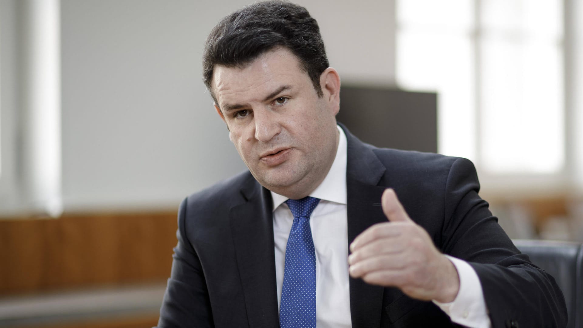 Reaktion auf Corona-Krise: Bundesarbeitsminister Hubertus Heil will "unverhältnismäßige Lohneinbrüche" bei einem Arbeitsausfall wegen Kinderbetreuung vermeiden. Reaktion auf Corona-Krise: Bundesarbeitsminister Hubertus Heil will "unverhältnismäßige Lohneinbrüche" bei einem Arbeitsausfall wegen Kinderbetreuung vermeiden.