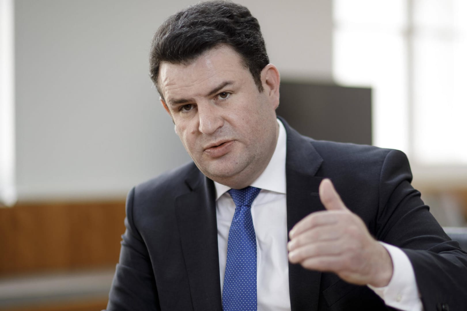 Reaktion auf Corona-Krise: Bundesarbeitsminister Hubertus Heil will "unverhältnismäßige Lohneinbrüche" bei einem Arbeitsausfall wegen Kinderbetreuung vermeiden.