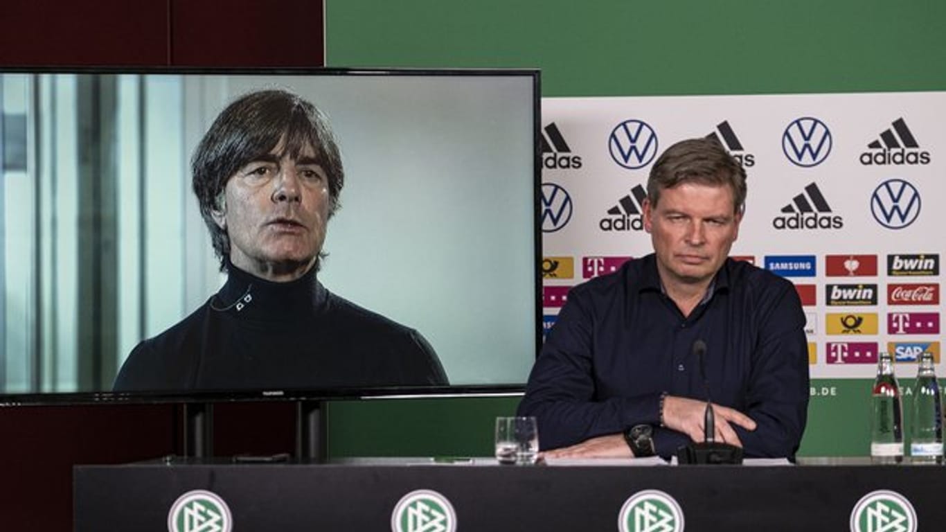 Bundestrainer Joachim Löw (l) wurde per Video zur Pressekonferenz geschaltet.